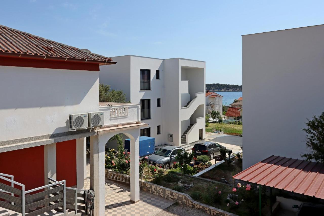 Apartments And Rooms By The Sea Banjol, Rab - 19692 Buitenkant foto